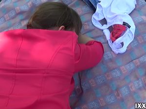 На природе трахает раком свою молоденькую спутницу