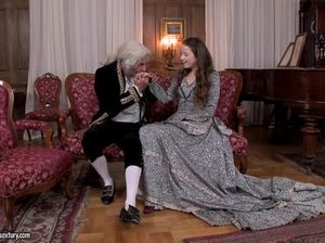 Винтажный секс молодой красавицы в анал со взрослым мужчиной