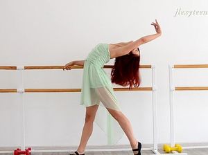 Хрупкая гимнастка в голом виде откровенно позирует на камеру