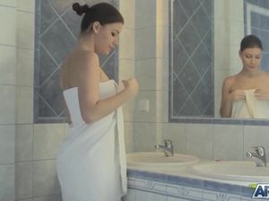 Шикарная телочка дает полизать пизду романтичному мальчику