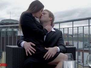 Шикарная телочка дает полизать пизду романтичному мальчику