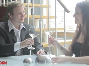 Шикарная телочка дает полизать пизду романтичному мальчику