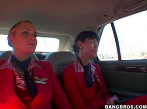 Мужики замутили групповой секс потрясающими стюардессами в чулках