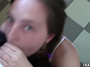 Русская молодая девушка в подъезде делает отсос члена и получает сперму