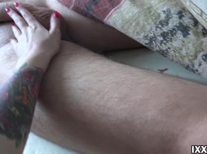 Жена разбудила мужа минетом и потрахалась с ним в постели