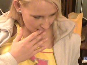 Нежная милашка занимается со стариком оральным сексом