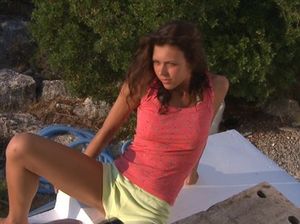 Нежная нимфа на улице позирует в сексуальном купальнике