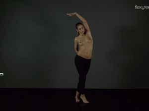 Гимнастка без трусов показывает попу и пизду на камеру