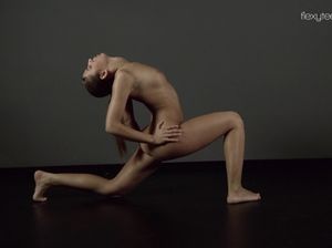 Гимнастка без трусов показывает попу и пизду на камеру