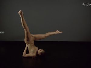 Гимнастка без трусов показывает попу и пизду на камеру