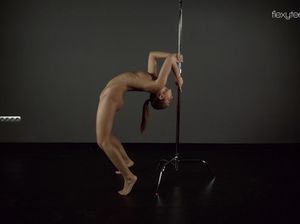 Гимнастка без трусов показывает попу и пизду на камеру