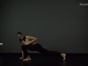 Гимнастка без трусов показывает попу и пизду на камеру