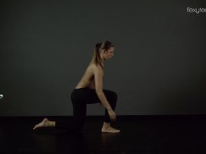 Гимнастка без трусов показывает попу и пизду на камеру