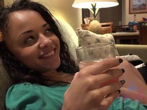 Поддатая красотка отсосала бывшему парню и дала ему в попочку