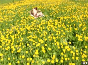 Парень насладился минетом от плоской подруги на ромашковом поле