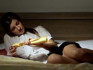 Прекрасная кокетка снимает трусики и ублажает сама себя