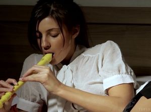 Прекрасная кокетка снимает трусики и ублажает сама себя