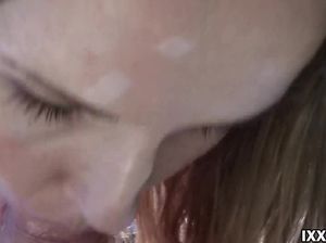 Блонда дает вылизать киску и поебаться рачком на траве у озера