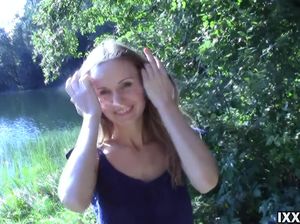 Блонда дает вылизать киску и поебаться рачком на траве у озера