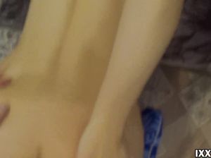 Милой студентке кончают в пизду не вынимая после домашнего секса на диване