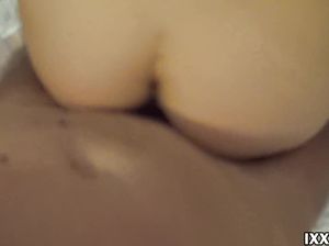 Милой студентке кончают в пизду не вынимая после домашнего секса на диване