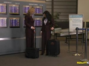 Стюардессы в самолете отдаются в анальные дырки горячим мужчинам