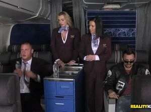 Стюардессы в самолете отдаются в анальные дырки горячим мужчинам