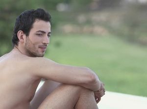 Горячая брюнетка в чулках ебется с парнем в анал возле бассейна