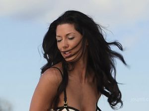 Горячая брюнетка в чулках ебется с парнем в анал возле бассейна