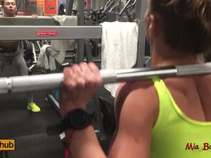 Спортсменка в туалете отдается своему горячему тренеру