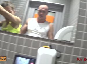 Спортсменка в туалете отдается своему горячему тренеру