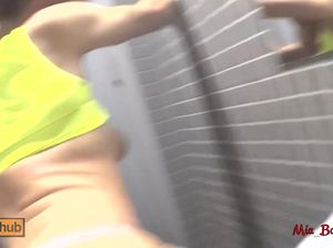 Спортсменка в туалете отдается своему горячему тренеру