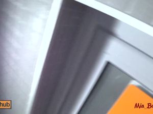 Спортсменка в туалете отдается своему горячему тренеру