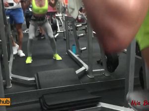 Спортсменка в туалете отдается своему горячему тренеру