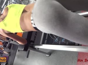 Спортсменка в туалете отдается своему горячему тренеру