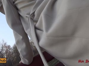 Молоденькая сучка разделась в парке и поебалась с новым знакомым