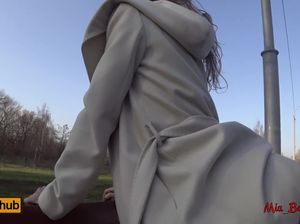 Молоденькая сучка разделась в парке и поебалась с новым знакомым