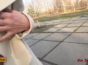 Молоденькая сучка разделась в парке и поебалась с новым знакомым