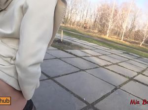 Молоденькая сучка разделась в парке и поебалась с новым знакомым