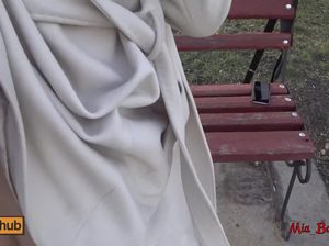 Молоденькая сучка разделась в парке и поебалась с новым знакомым