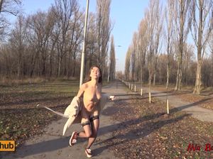 Молоденькая сучка разделась в парке и поебалась с новым знакомым