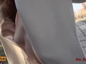 Молоденькая сучка разделась в парке и поебалась с новым знакомым