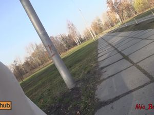 Молоденькая сучка разделась в парке и поебалась с новым знакомым