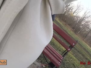 Молоденькая сучка разделась в парке и поебалась с новым знакомым