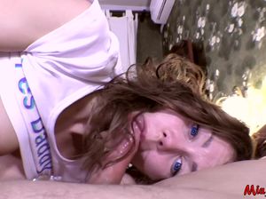 Миленькая сучка подрочила хуй ногами и получила кончу