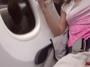 Молодчик записал на камеру секс с подругой в самолете