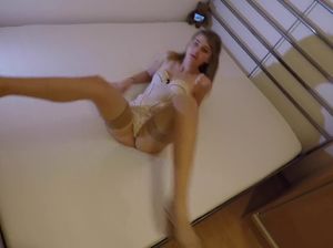 Кобель вдул роскошной румынской телочке в чулках и корсете