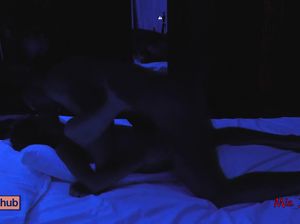 Романтический секс молодой пары перед сном