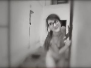 Милая сучка в очках на улице мастурбирует самотыком бритую киску