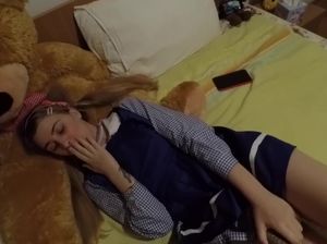 Румынская лолита в костюме школьницы дала похотливому отчиму в спальне